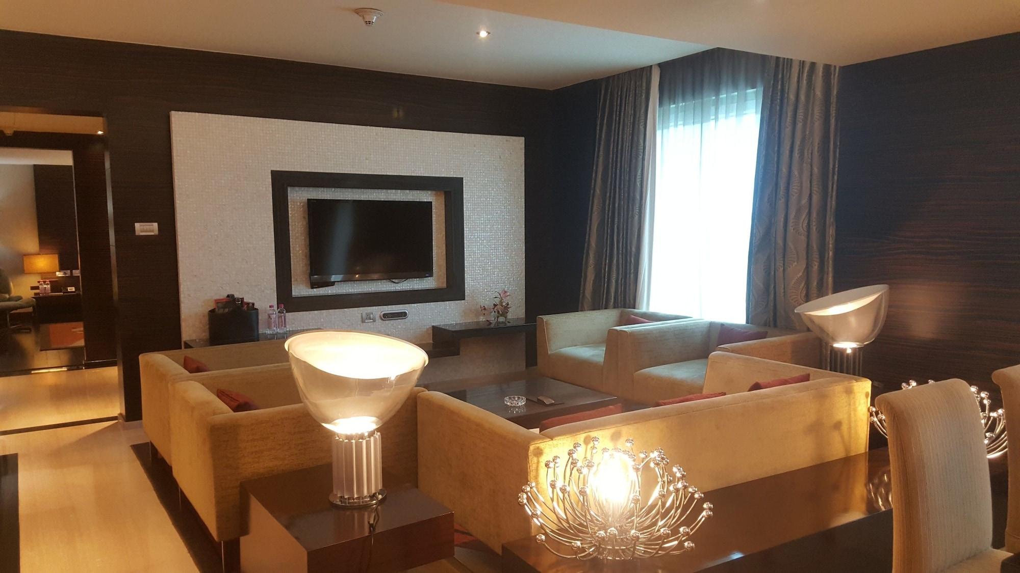 海得拉巴 海德拉巴贝甘佩特维万塔旅馆酒店 外观 照片 Living room of a suite at the hotel