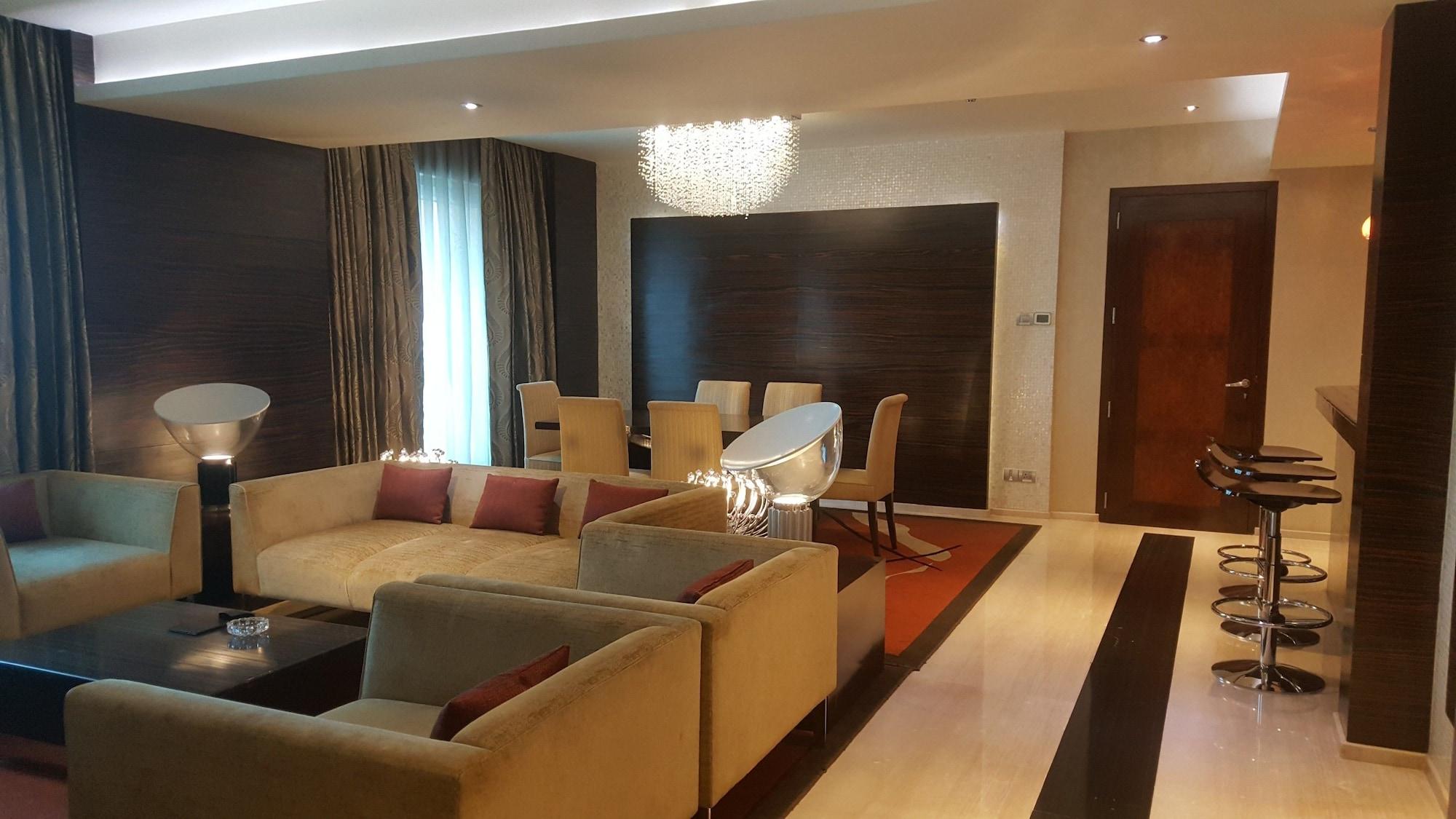 海得拉巴 海德拉巴贝甘佩特维万塔旅馆酒店 外观 照片 A living room in a suite at the Ritz-Carlton, DIFC